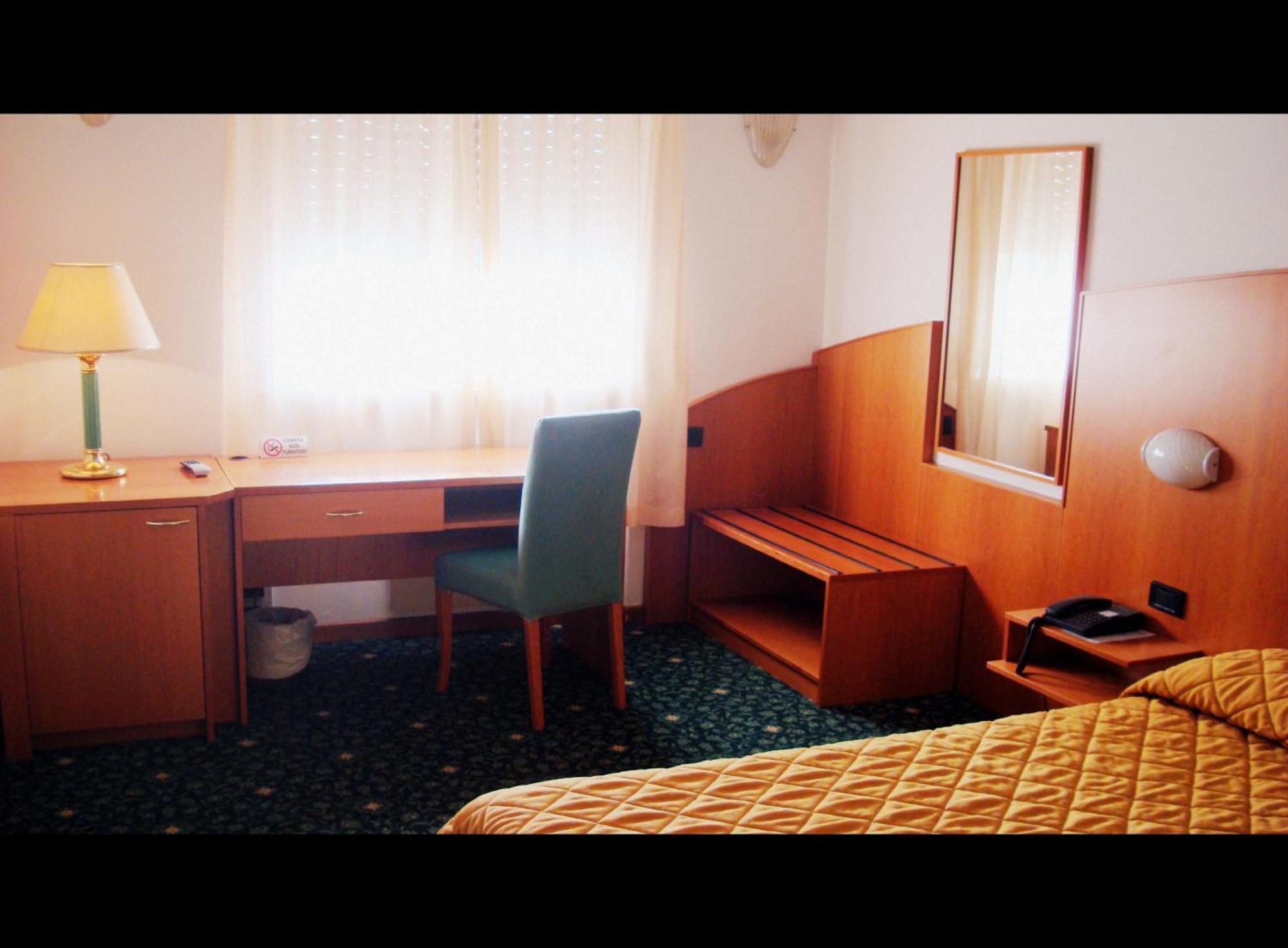 Hotel Cristallo Udine Kültér fotó