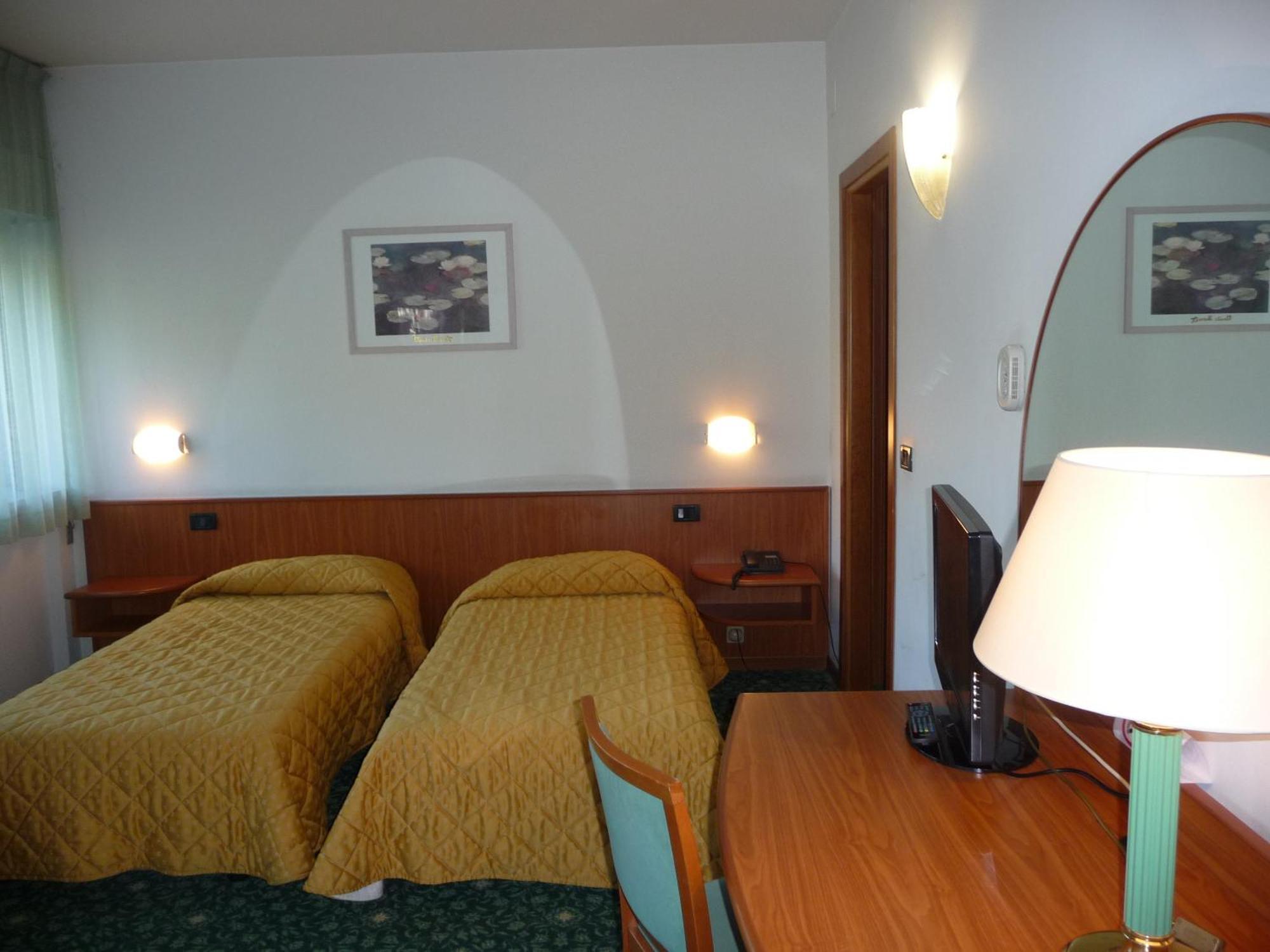 Hotel Cristallo Udine Kültér fotó