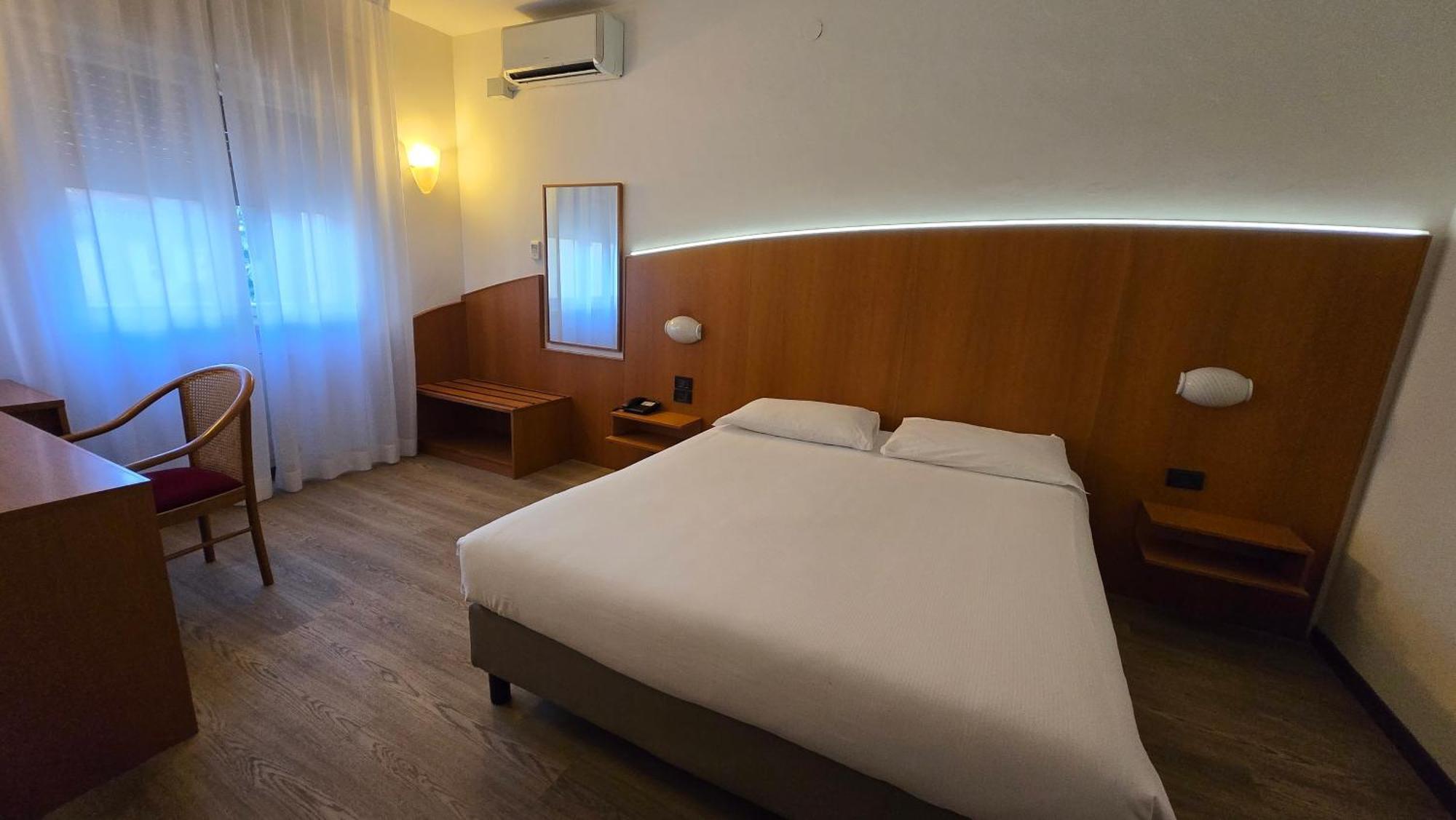 Hotel Cristallo Udine Kültér fotó