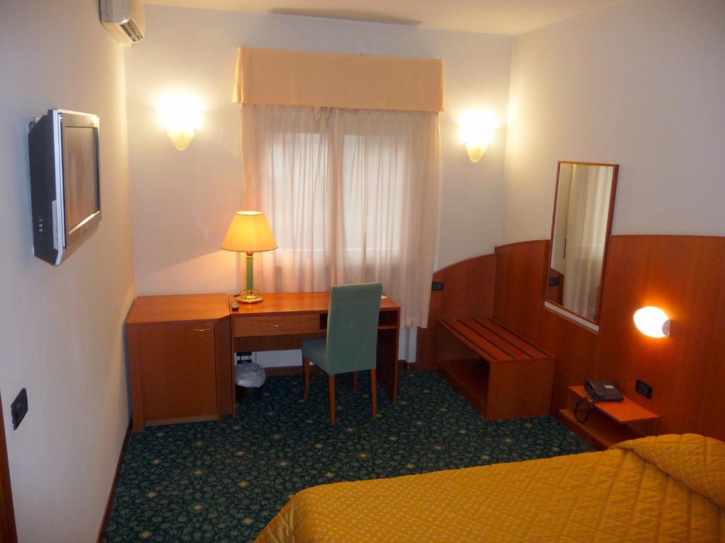 Hotel Cristallo Udine Kültér fotó
