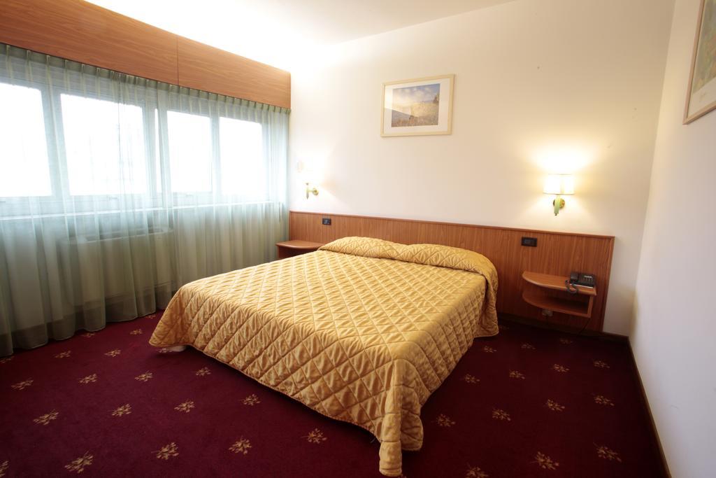 Hotel Cristallo Udine Kültér fotó