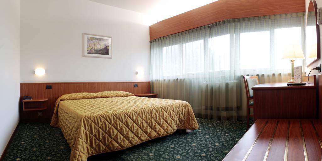 Hotel Cristallo Udine Kültér fotó