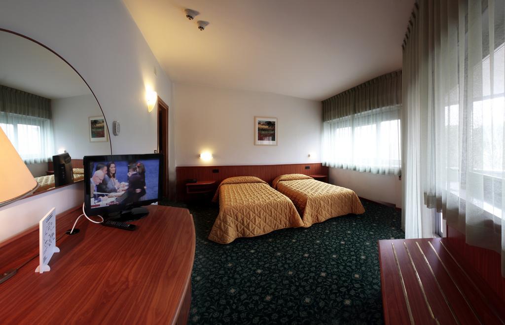 Hotel Cristallo Udine Kültér fotó