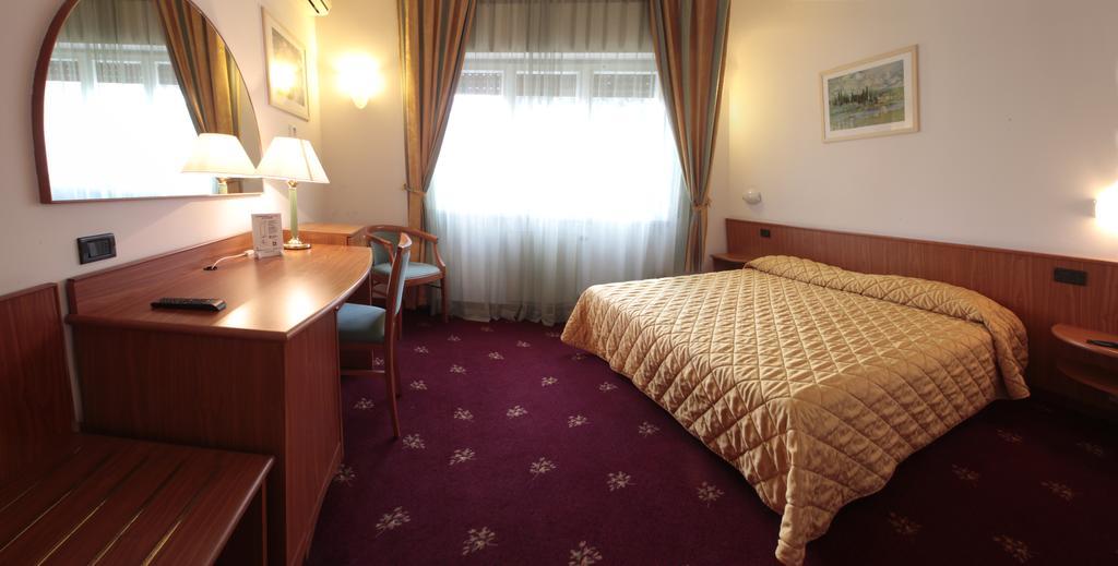 Hotel Cristallo Udine Kültér fotó